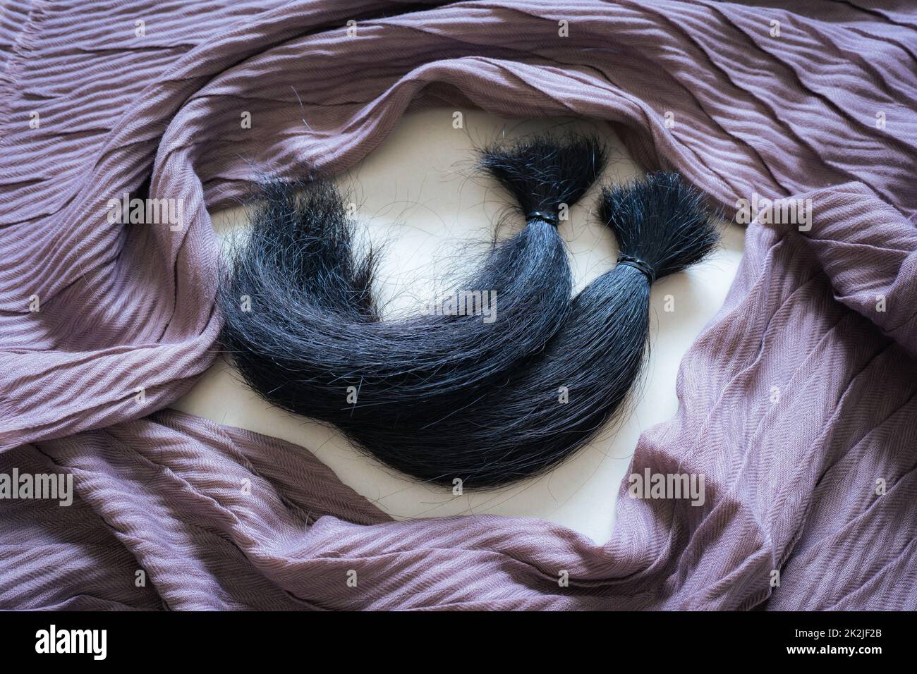 Ciocche di capelli e sciarpa Foto Stock