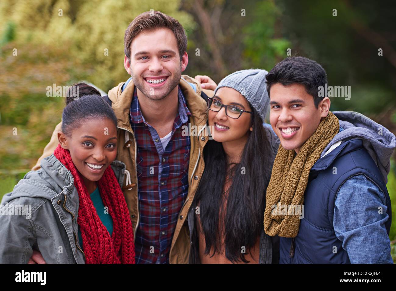 La vita del campus è fantastica, gli studenti universitari si aggrappano al campus. Foto Stock