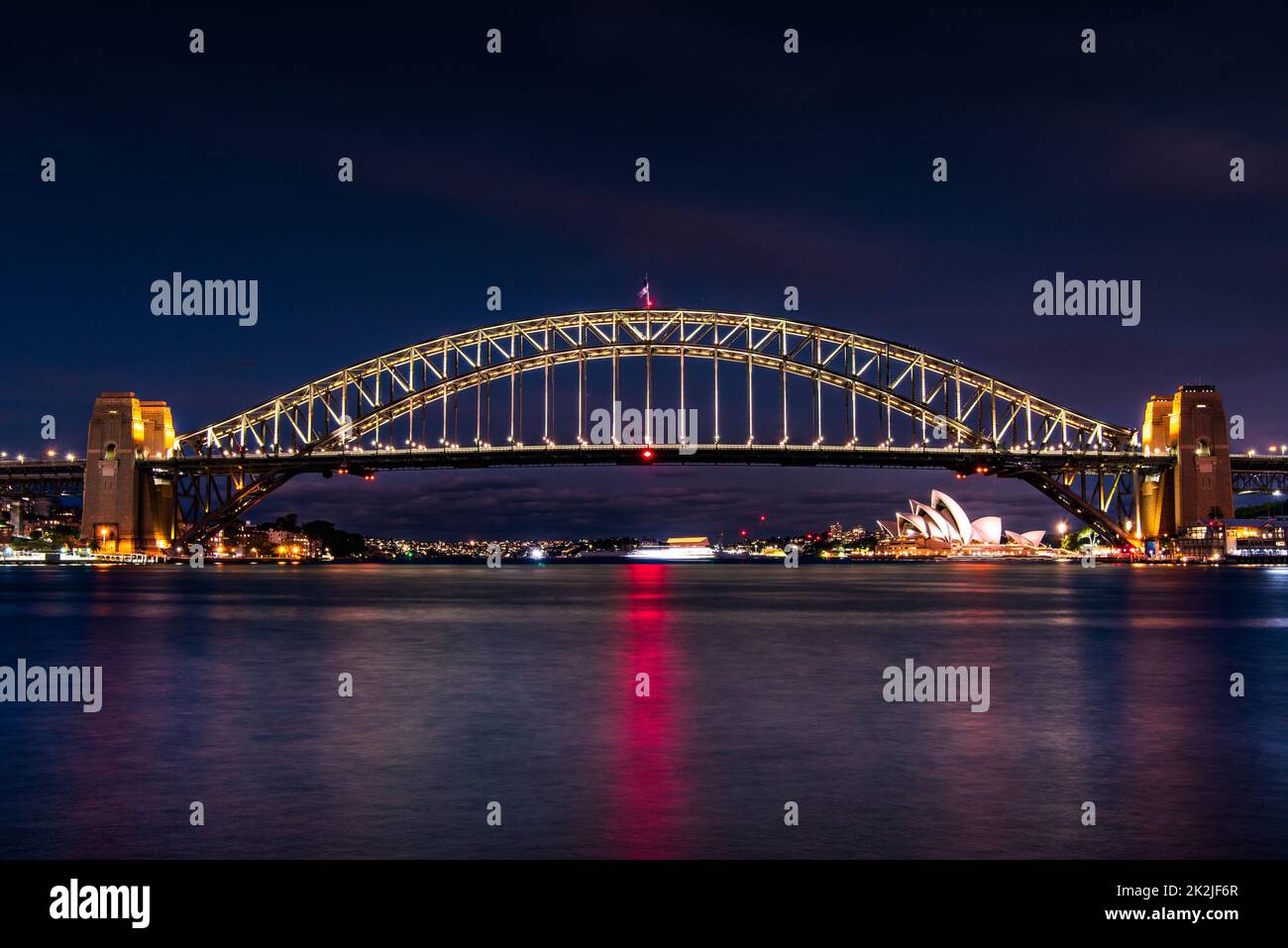 Il Sydney Harbour Bridge e l'Opera House sono illuminati di notte il 21 maggio 2022, Sydney, Australia. Foto Stock