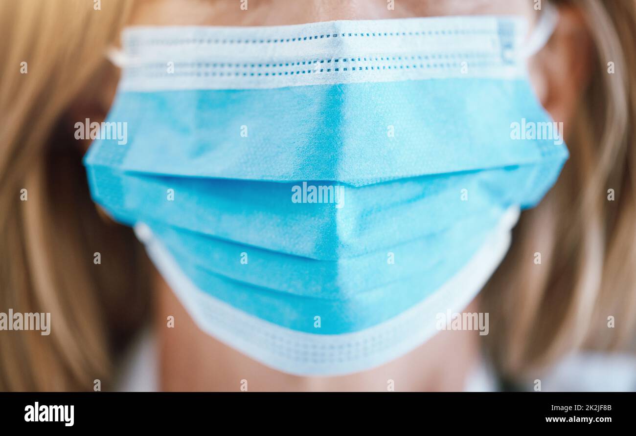 Donna con maschera per il viso per la cocvida, la sicurezza sanitaria e il rischio medico per uno stile di vita sano. La persona di primo piano protegge la bocca dalla pandemia del virus della corona, polvere Foto Stock