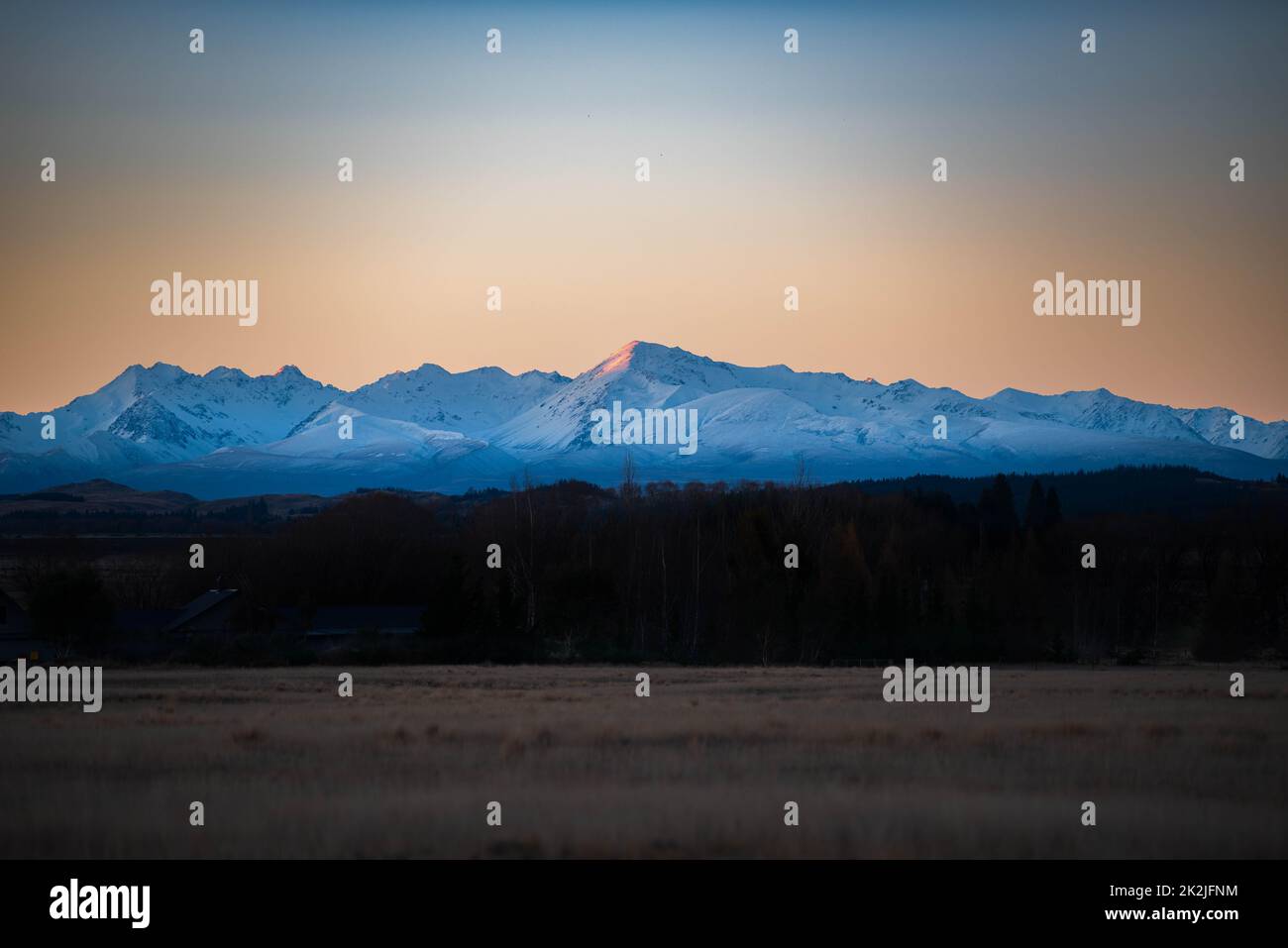 Un'ampia vista angolata delle Alpi meridionali vista dal Twizel Township. Foto Stock