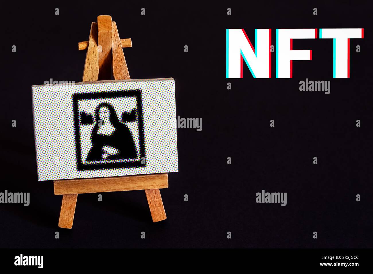 Digital Work of Art on a Easel insieme alla scrittura NFT in Bold Letters Foto Stock