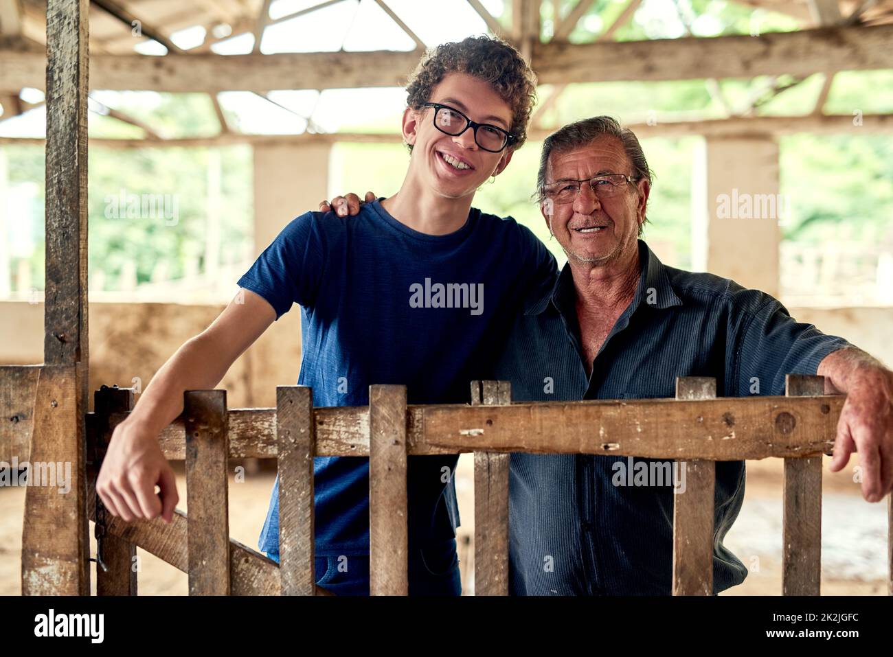 HES cadendo sulle orme dei suoi padri. Ritratto di un contadino e di suo figlio all'interno di un granaio. Foto Stock