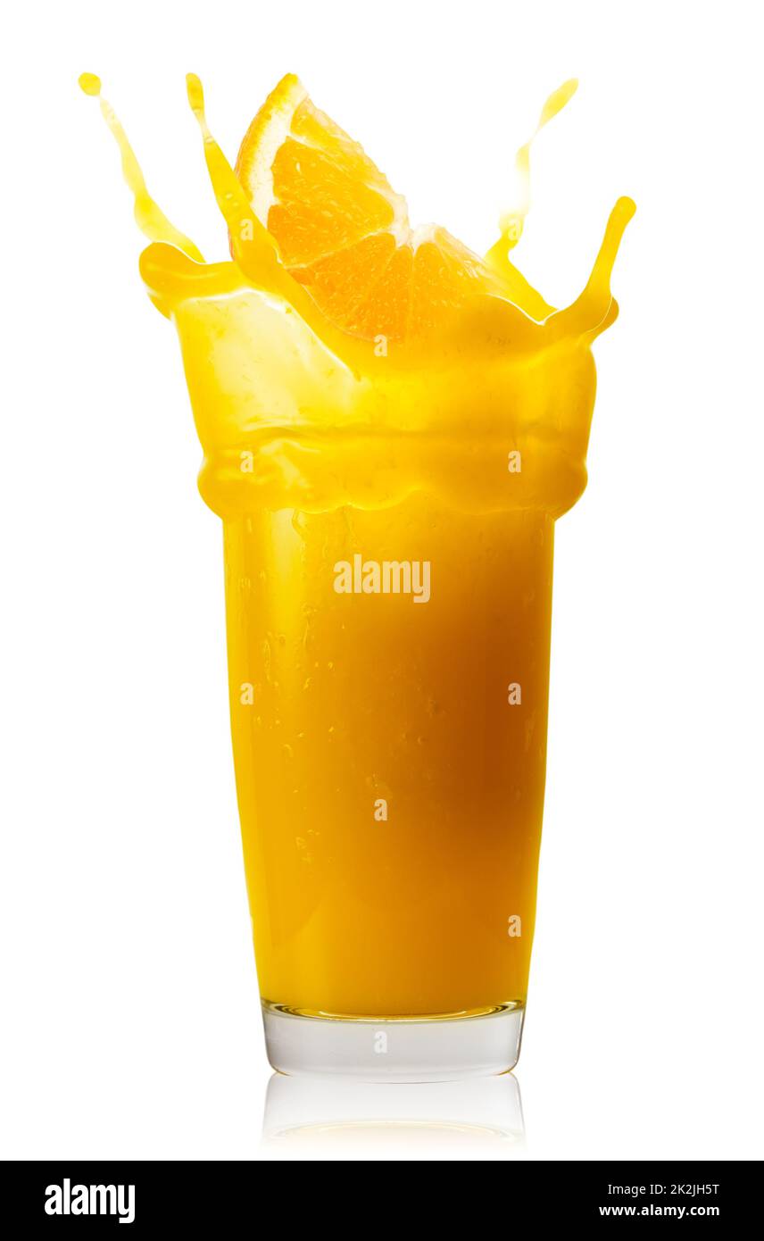 Un bicchiere di succo d'arancia con splash e una fetta d'arancia Foto Stock