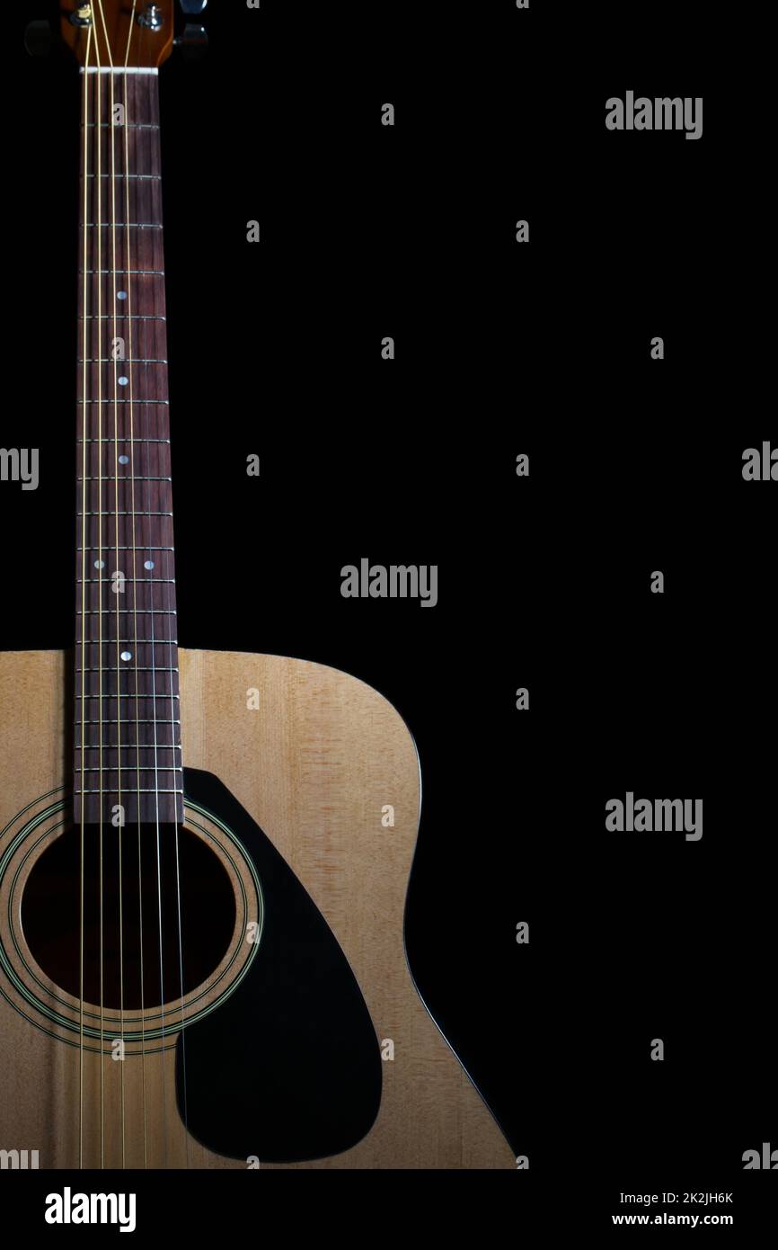 Chitarra acustica con corde in metallo Foto Stock