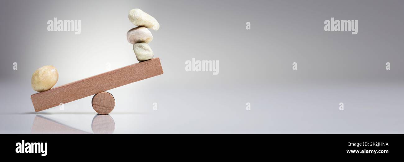 Pietre di Pebble Balancing su Seesaw Foto Stock