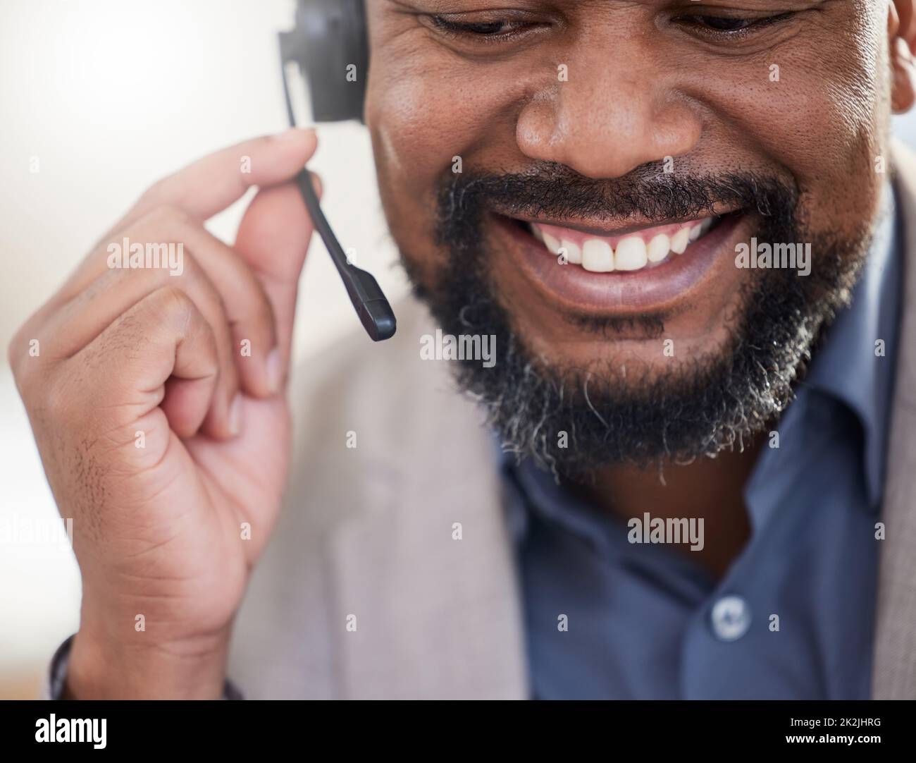 Creare forti legami di fedeltà e coinvolgimento con i clienti. Primo piano di un uomo d'affari maturo che lavora in un call center. Foto Stock