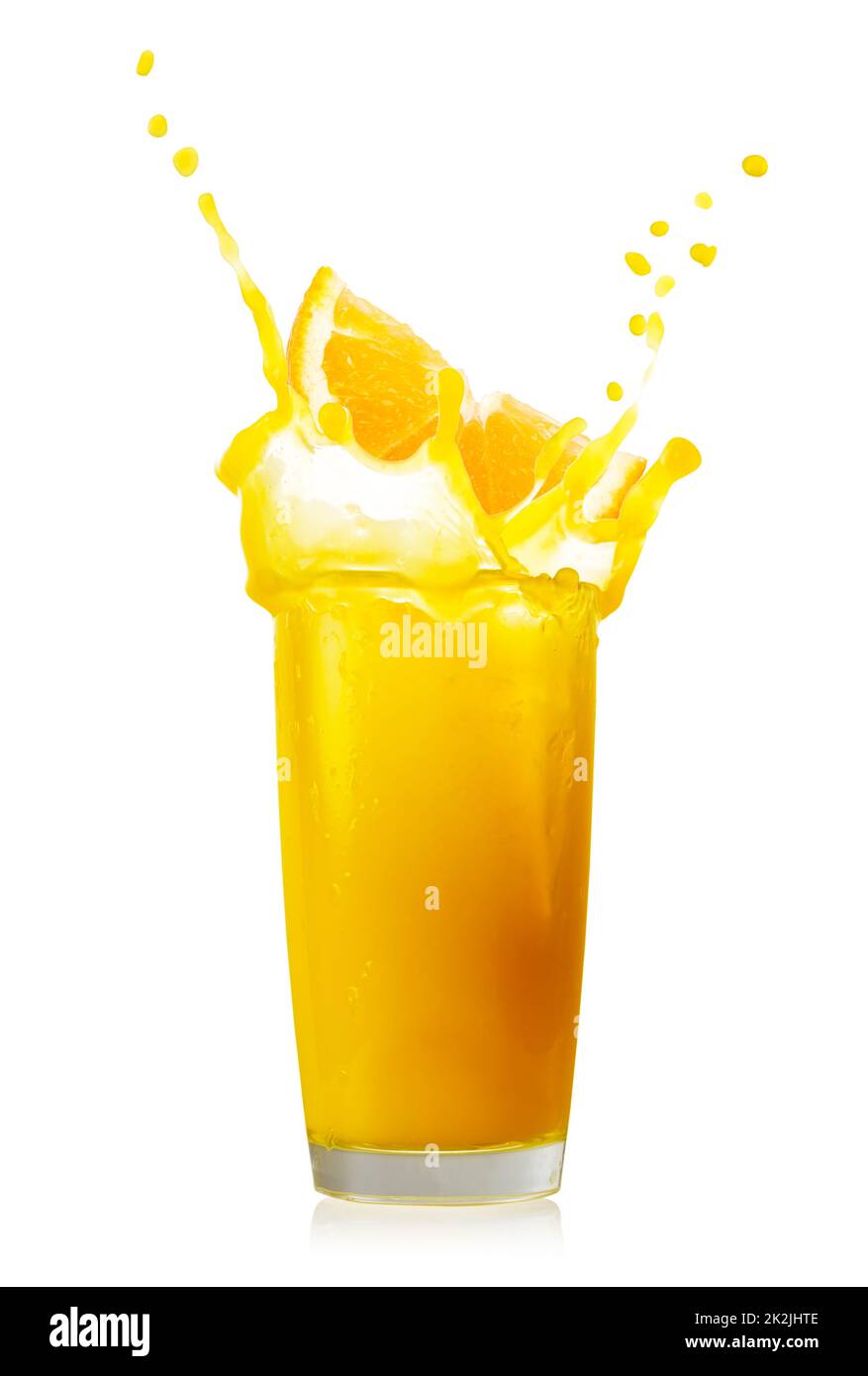 Bicchiere di succo d'arancia con un tuffo e una fetta d'arancia Foto Stock