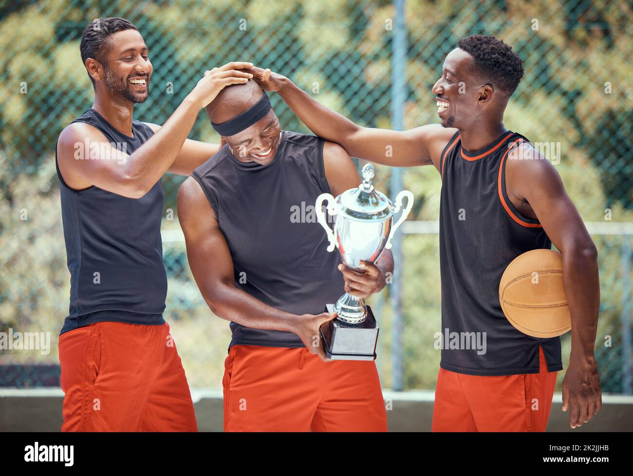 Gioco di basket, squadra sportiva e trofeo vincitore in gara sportiva sul campo, collaborazione per la vittoria e lavoro di squadra per il successo in evento. Africano Foto Stock