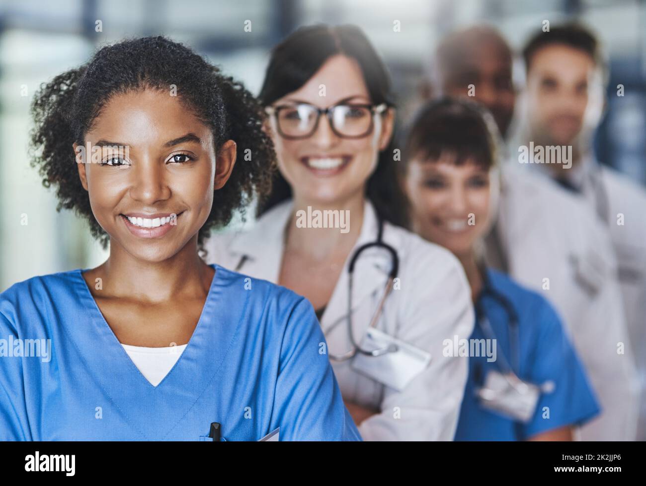 Il team che salva vite umane. Ritratto di un team di medici diversi in piedi insieme in un ospedale. Foto Stock