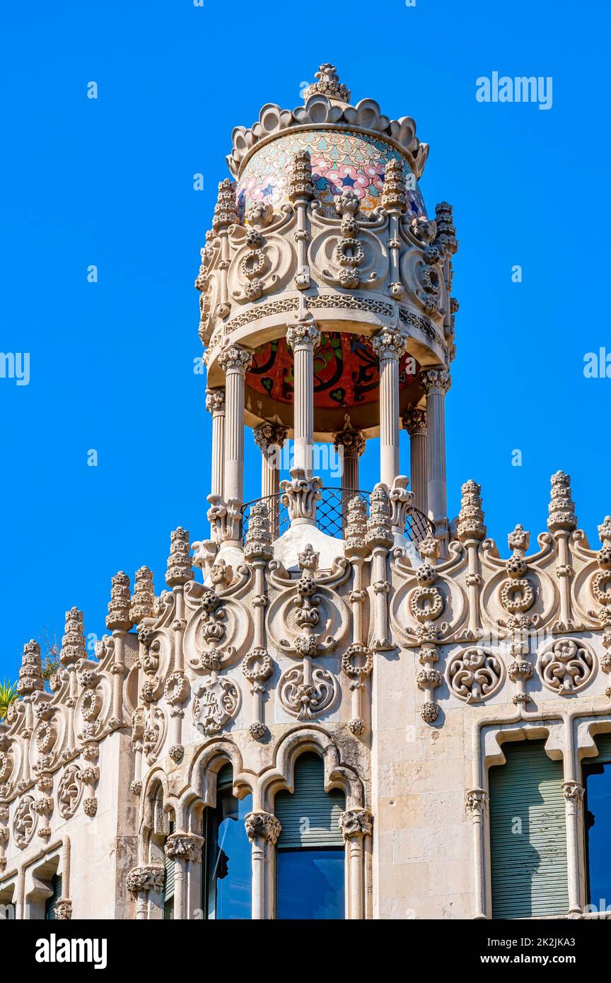 Casa Lleo Morera. Da vicino l'architettura della capitale si trova in cima allo storico edificio di riferimento. Foto Stock