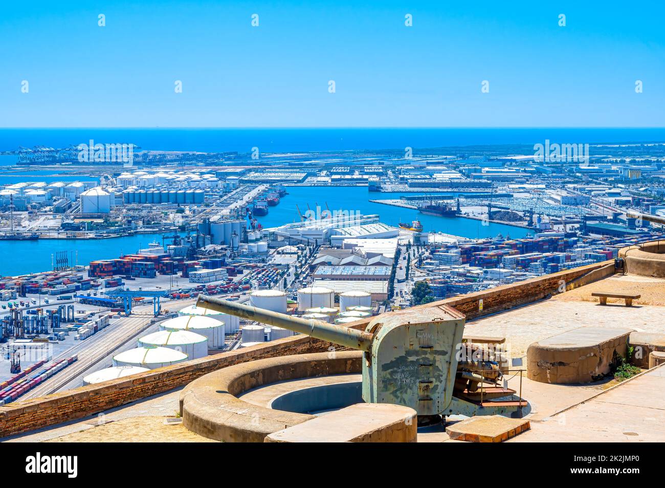 Montjuic Castello o Forte. Vista ad angolo alto di un'arma con il paesaggio urbano del porto sullo sfondo. Foto Stock