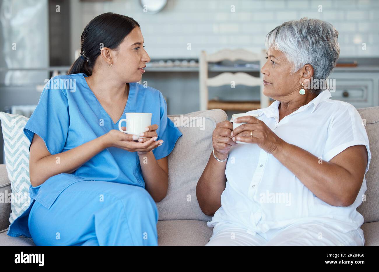 Non dici. Ritratto corto di una donna anziana attraente e la sua infermiera femminile nella casa di vecchiaia. Foto Stock