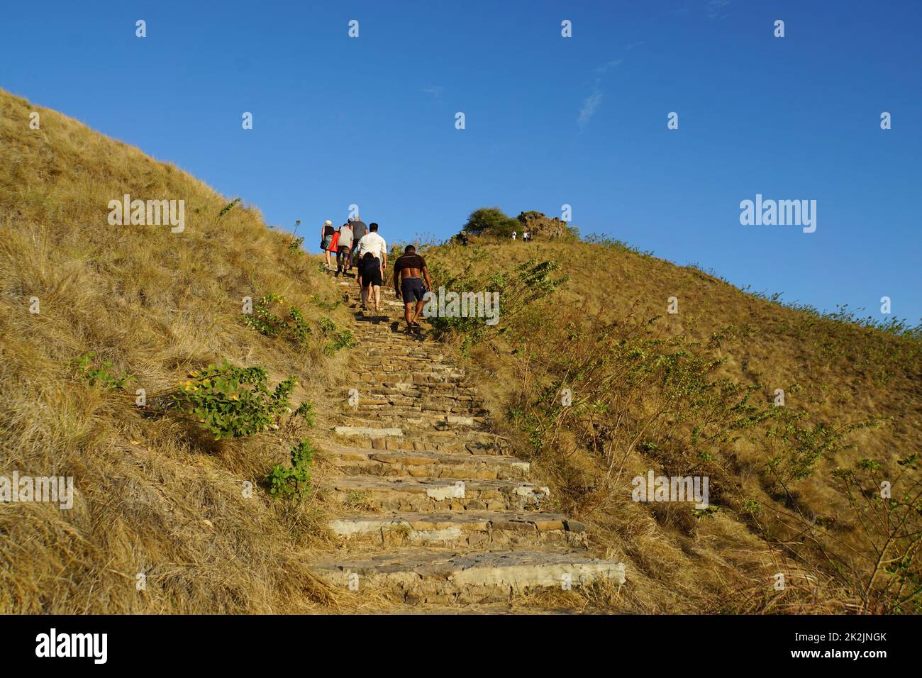 Gli escursionisti stanno per raggiungere la cima della collina di Padar al Parco Nazionale di Komodo Foto Stock
