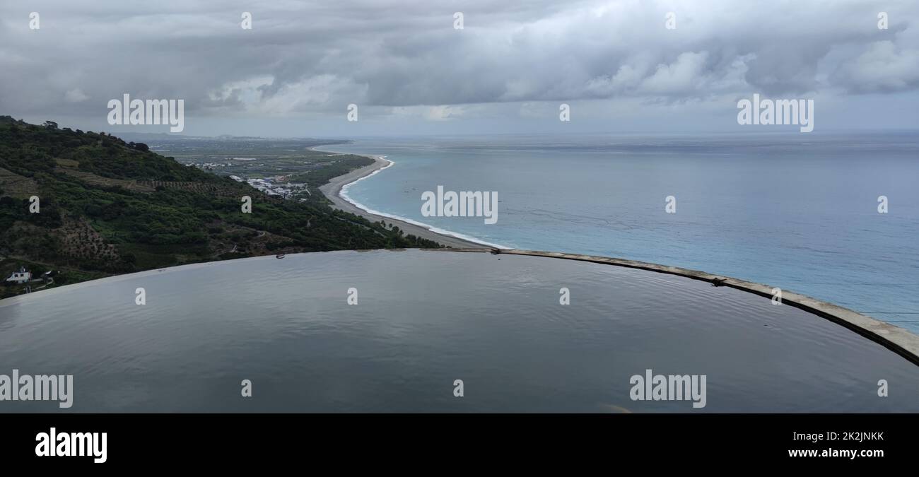 Vista panoramica della splendida costa orientale con il cielo blu e la torre dell'acqua riflessione dalla piattaforma di osservazione Huayuan, Taimali, Taitung Foto Stock