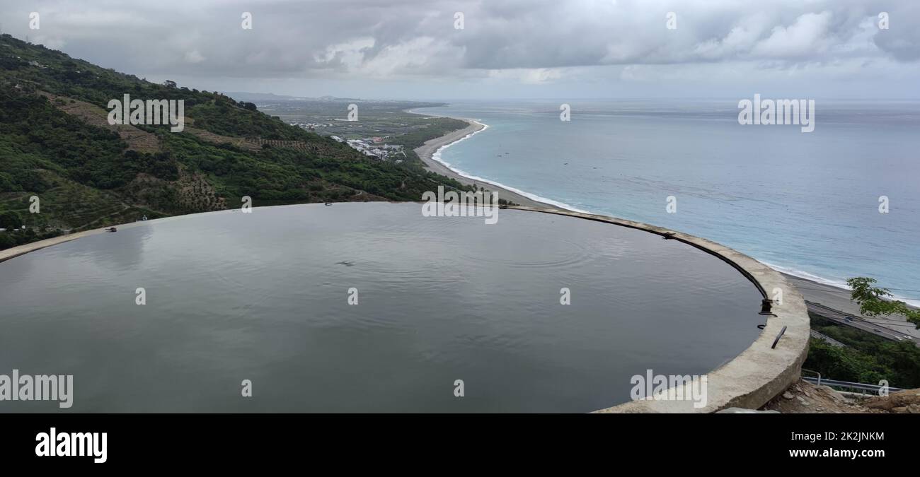 Vista panoramica della splendida costa orientale con il cielo blu e la torre dell'acqua riflessione dalla piattaforma di osservazione Huayuan, Taimali, Taitung Foto Stock
