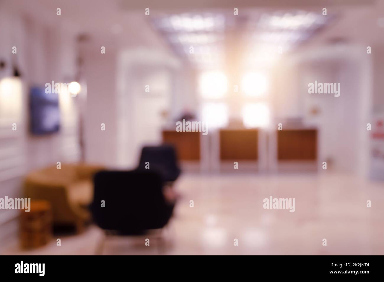 Astratto sfondo sfocato degli interni della lobby dell'hotel. Concetto di viaggio d'affari. Foto Stock