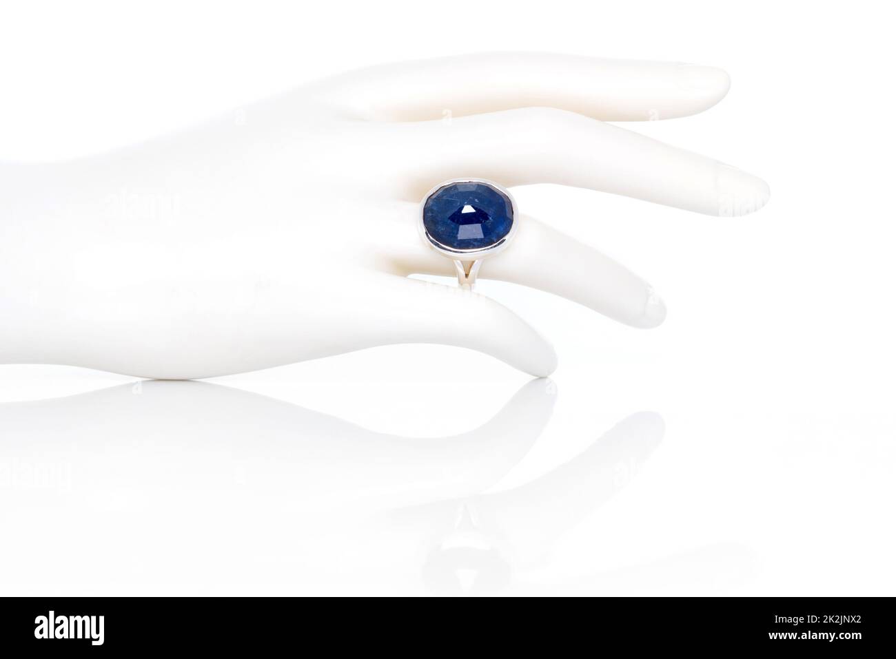 Anello zaffiro blu su manichino in plastica femmina. Collezione di accessori per gemme naturali. Foto studio Foto Stock