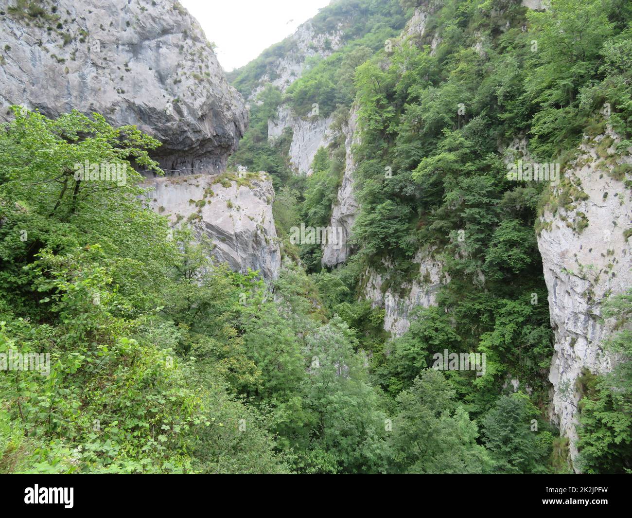 La preziosa immagine del paesaggio di alta montagna in Spagna Foto Stock