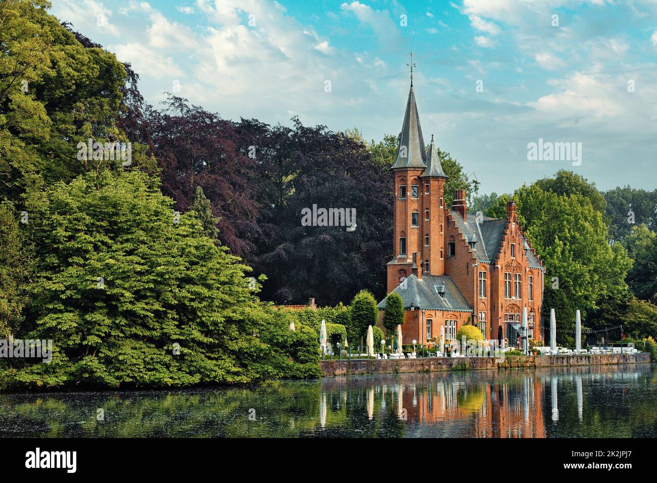 Ristorante Kasteel Minnewater sul lago Minnewater di Bruges, Belgio Foto Stock