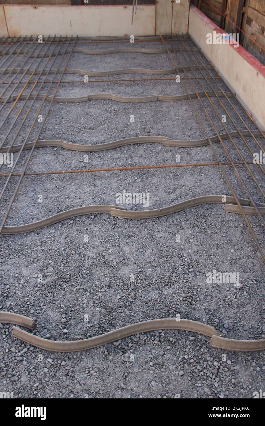 L'acciaio strutturale è stato separato dal pavimento con distanziatori Foto Stock