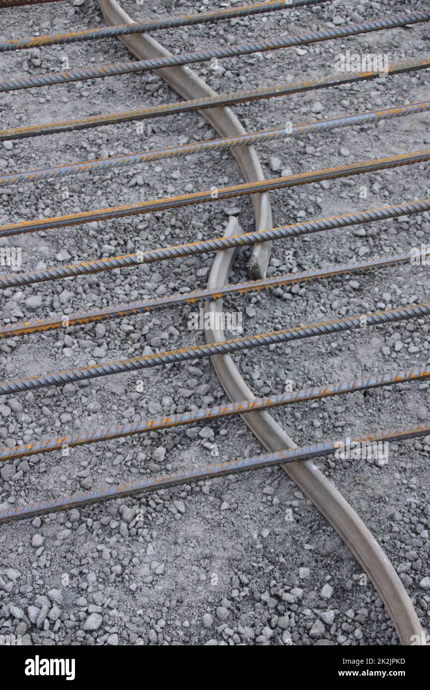 L'acciaio strutturale è stato separato dal pavimento con distanziatori Foto Stock