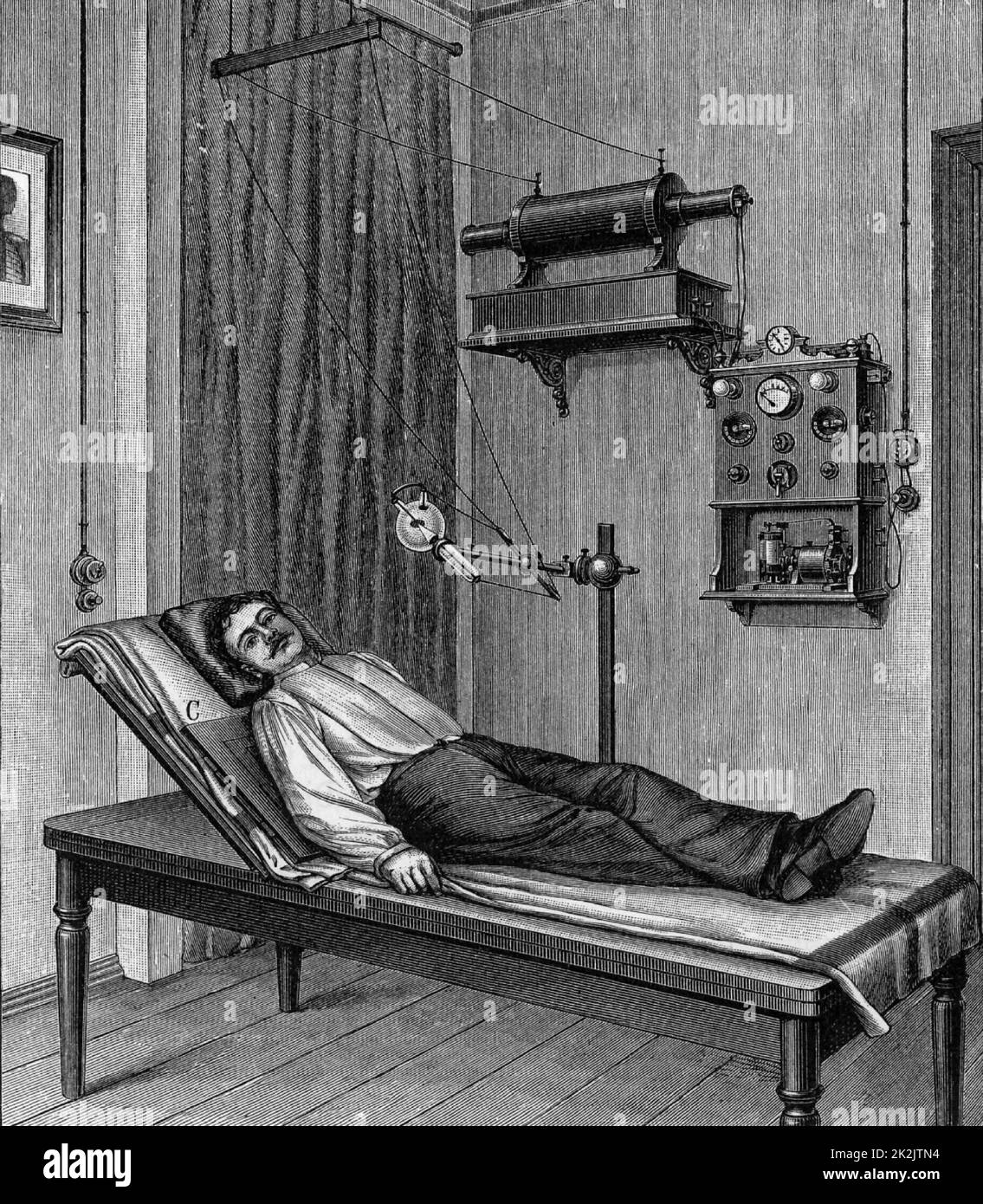 Acquisizione di raggi X sul torace di un paziente. Il patata radiologica si trova sotto il paziente a C. da 'Die Naturkrafte' di M Wilhelm Meyer (Lipsia, 1903). Foto Stock