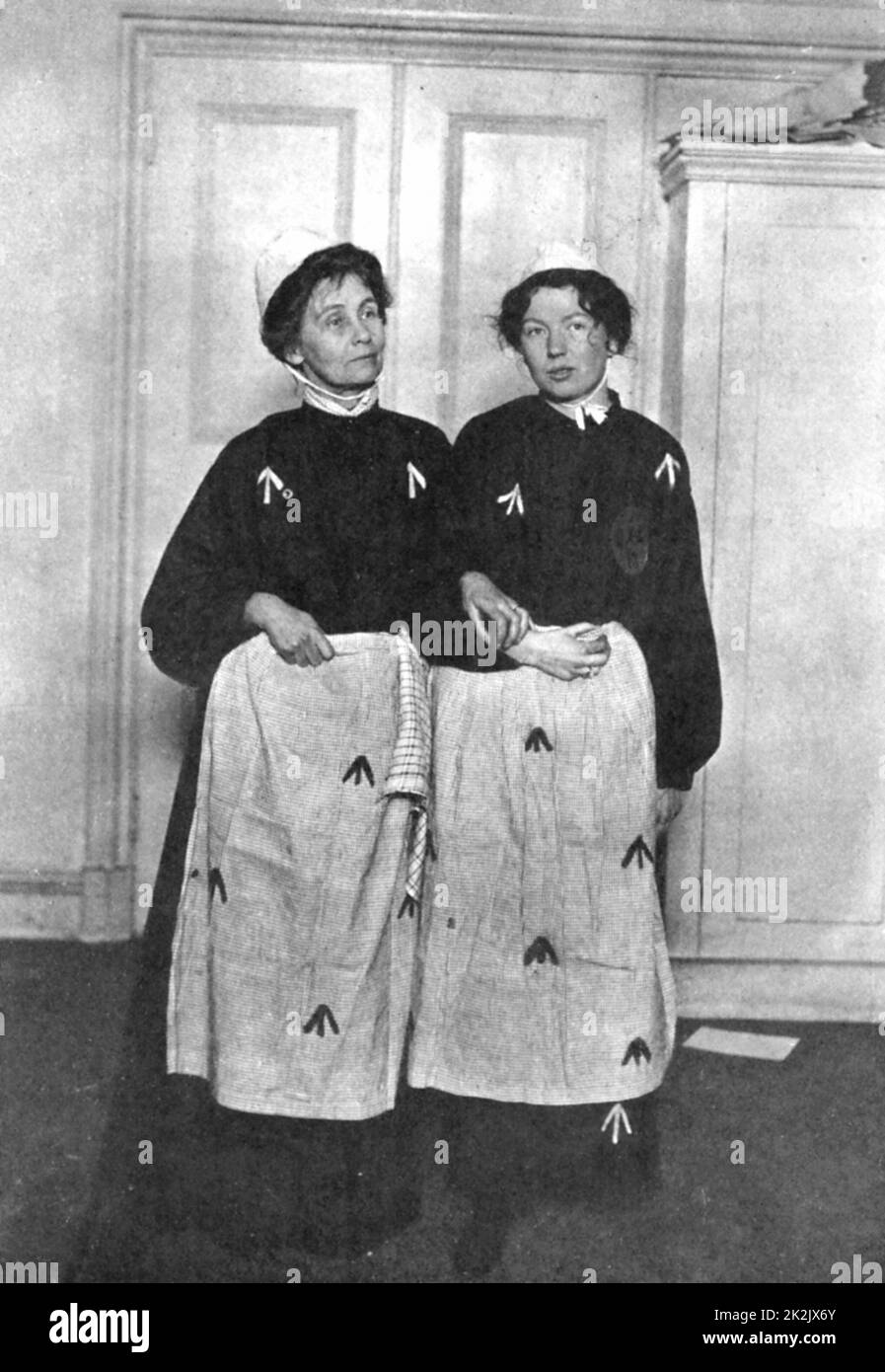 Emmeline Pankhurst (1857-1918) e sua figlia Christabel (1880-1958), suffragette inglesi in abito di prigione c.1911 Foto Stock