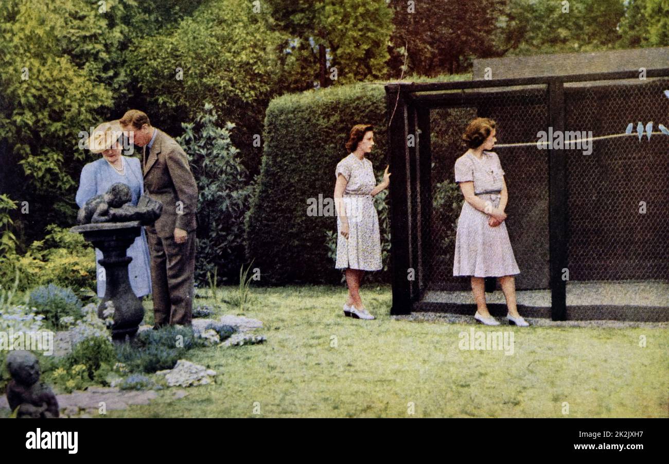 Fotografia a colori del re George VI (1895-1952), la Regina madre (1900-2002), la Regina Elisabetta II (1926 -) e la principessa Margaret (1930-2002) nei giardini del Castello di Windsor. In data xx secolo Foto Stock