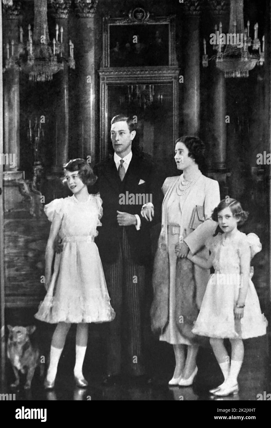 Fotografia del re George VI (1895-1952), la Regina madre (1900-2002), la Regina Elisabetta II (1926 -) e la principessa Margaret (1930-2002) al Castello di Windsor. In data xx secolo Foto Stock