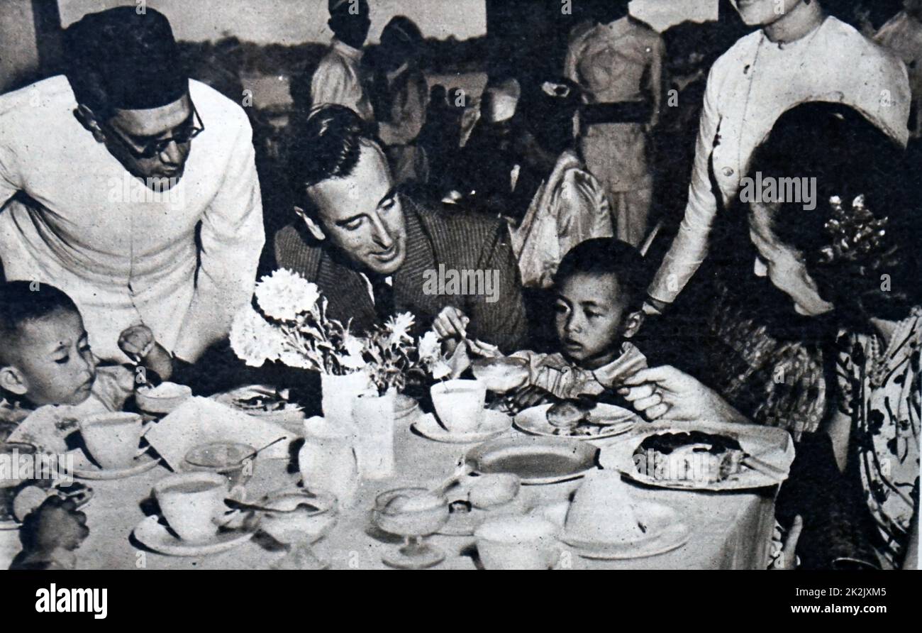 Fotografia del Louis Mountbatten, primo Earl Mountbatten di Birmania (1900-1979)incontro i figli di Aung San, un patriota birmana. In data xx secolo Foto Stock