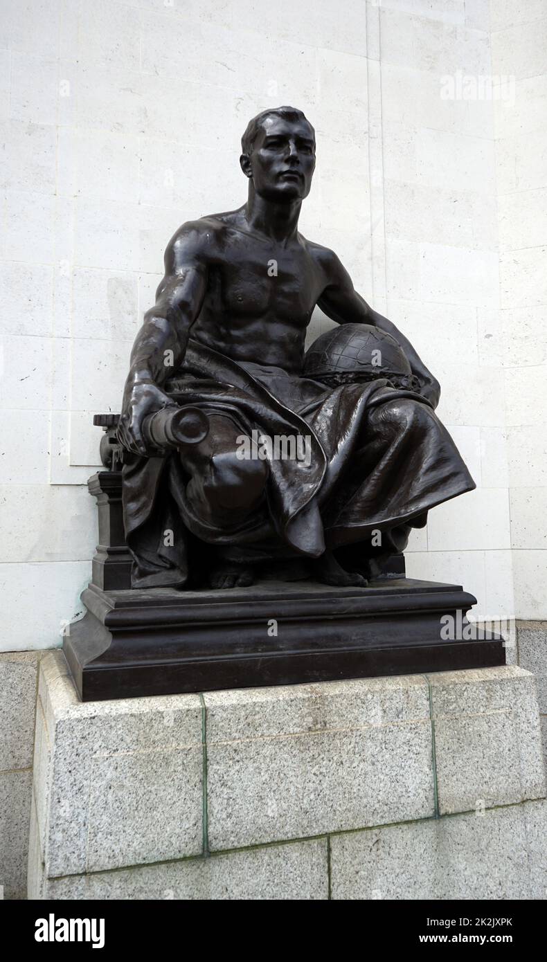 Statua di Albert Toft, 1924, al di fuori della Sala della memoria, Birmingham, Inghilterra. Costruito per commemorare la perdita di vite umane nella guerra mondiale I loro esercito che rappresenta Foto Stock