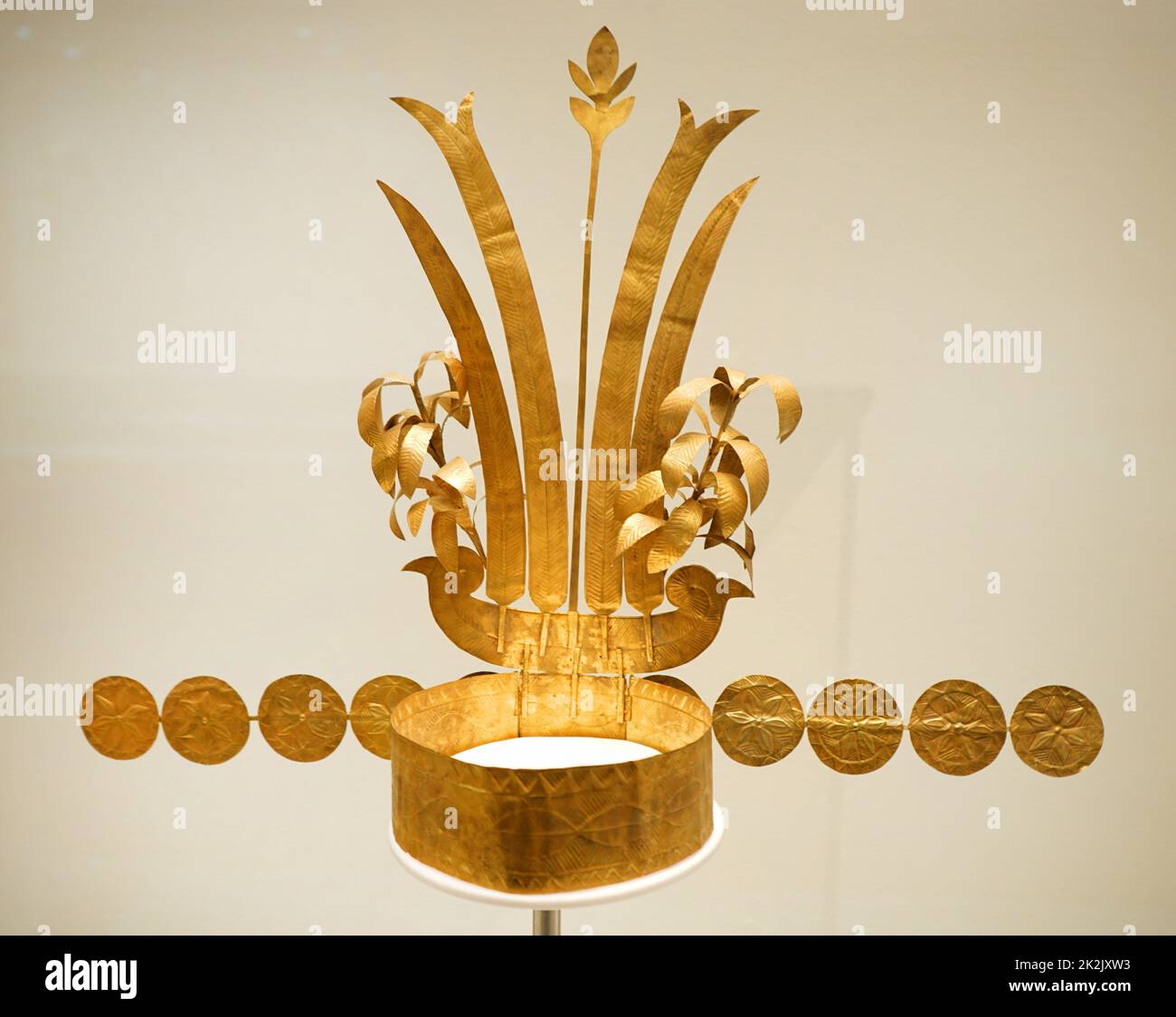 Corona cerimoniale; lega d'oro; dall'isola di Nias, al largo della costa occidentale del centro-nord di Sumatra, Indonesia. tardo XIX secolo D.C. Foto Stock