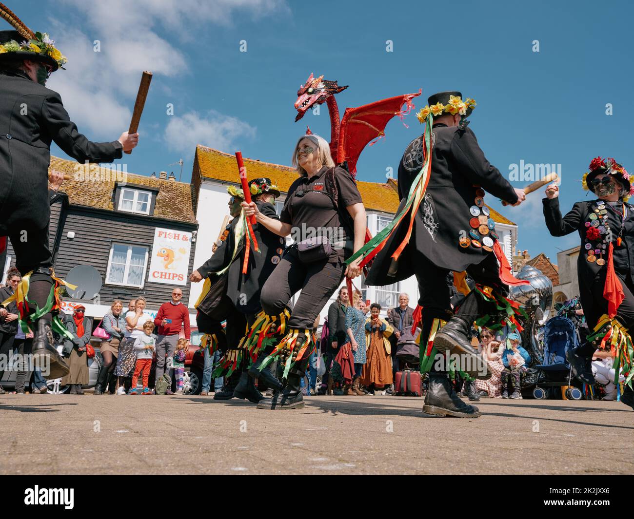 Ballerini gallesi Morris a Winkle Island a Rock a Nore al festival Jack in the Green 2022 maggio - Hastings East Sussex Inghilterra Regno Unito Foto Stock