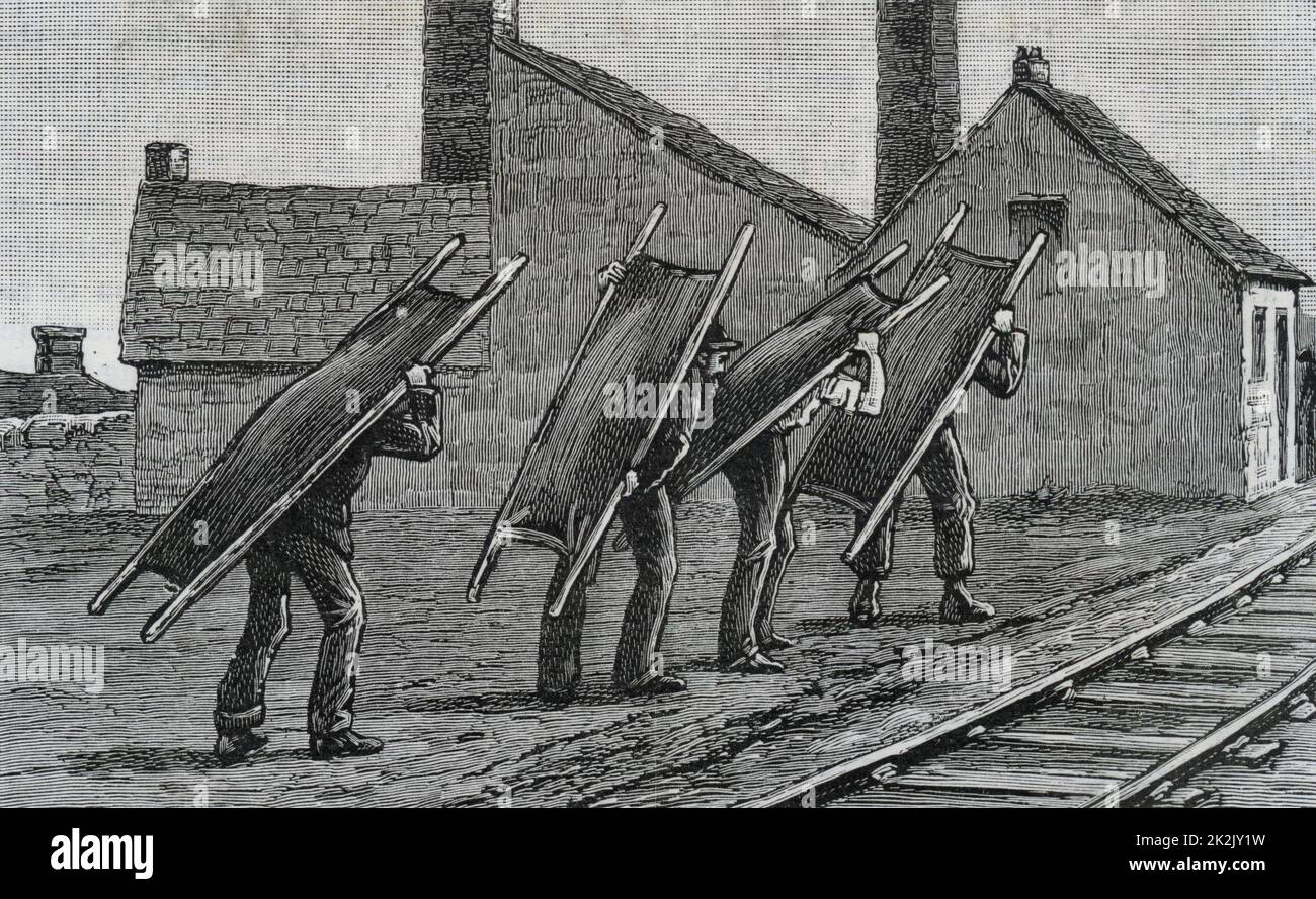 Colliery esplosione presso Llanerch, Monmouthshire, Galles, 1890. Più barelle che vengono adottate per il piazzale della miniera. Foto Stock
