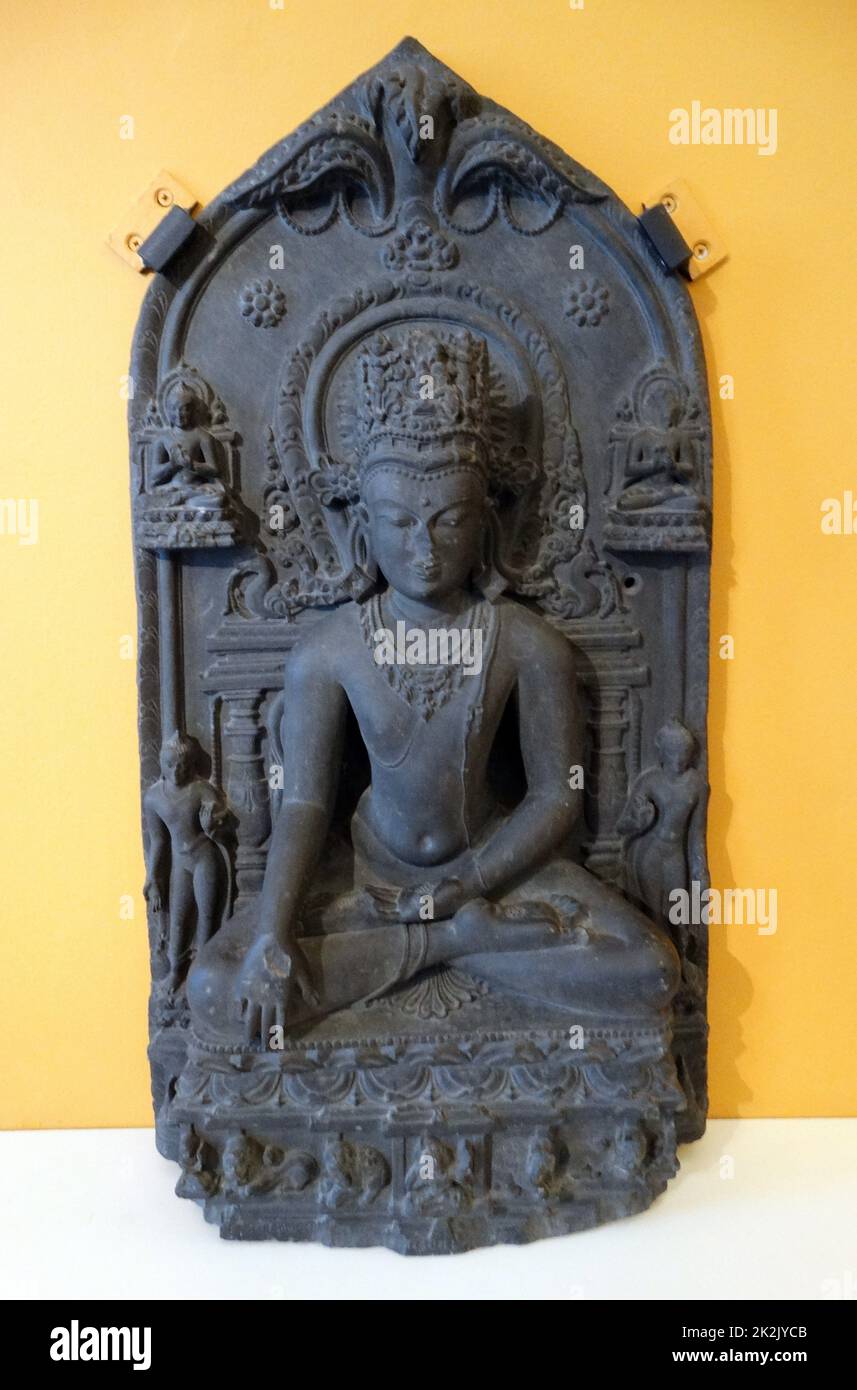 La scultura depciting coronata Buddha seduto dalla pala periodo. Bihar, in India. Datata xi secolo Foto Stock