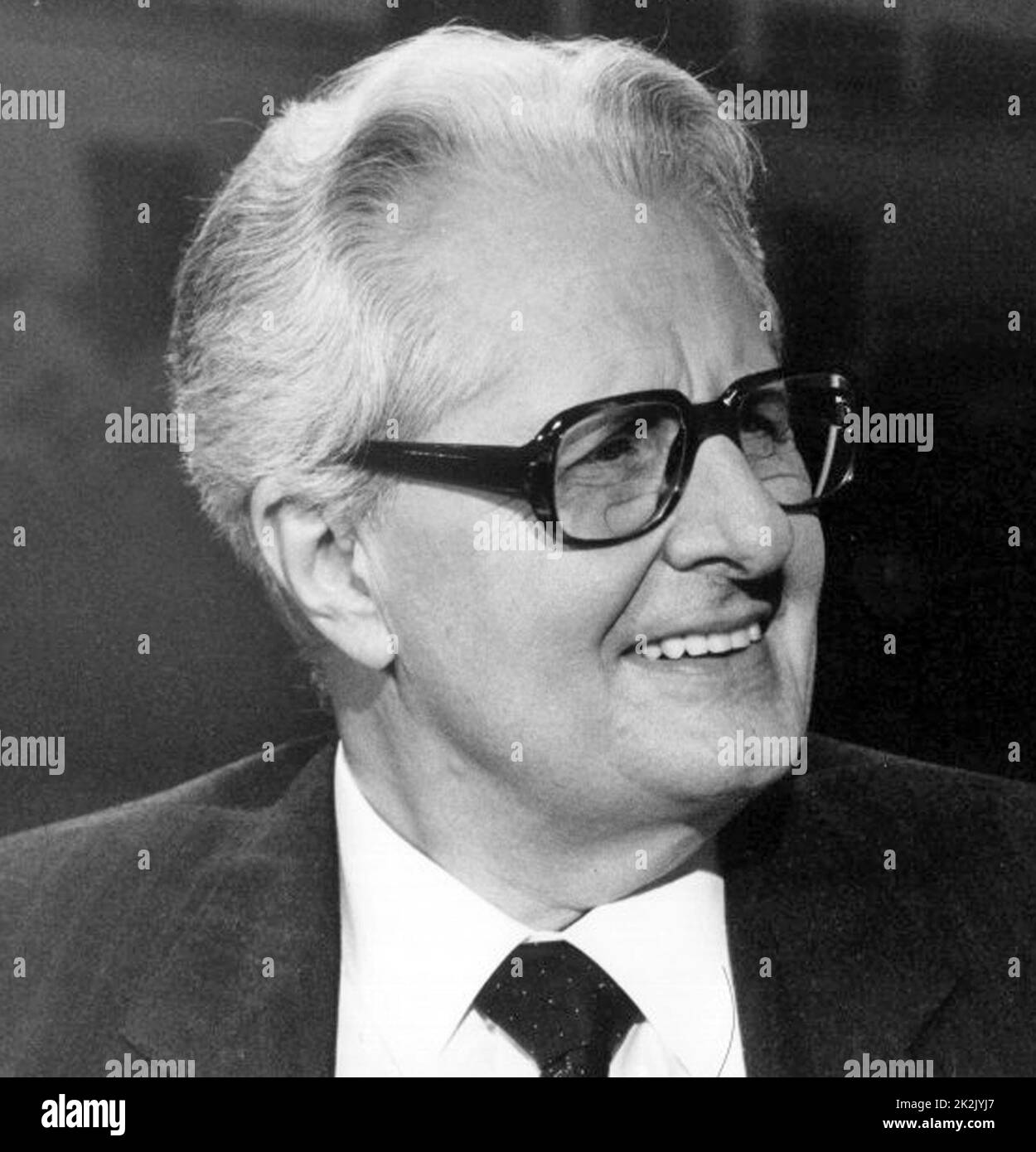 Hans-Jochen Vogel, politico tedesco. Vogel è stato sindaco di Monaco, ministro federale della pianificazione regionale, delle costruzioni e dello sviluppo urbano. Ha inoltre ricoperto la carica di Ministro federale della giustizia, sindaco di Berlino Ovest, e ha quindi presieduto il gruppo parlamentare del DOCUP nel parlamento di Stato di Berlino. Nel 1983 è stato candidato del suo partito contro il cancelliere Helmut Kohl. Perse l'elezione e successe a Herbert Wehner come presidente del gruppo parlamentare del DOCUP e nel 1987 successe a Willy Brandt come presidente del partito. Foto Stock