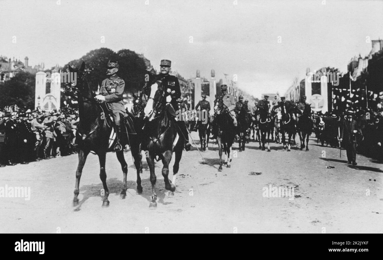 I Guerra Mondiale 1914-1918: cartolina mostra montato soldati guidato da Marescialli di Campo sfilano attraverso la folla durante la vittoria francese parade attraverso Parigi, 14 luglio 1919. Francia Foto Stock