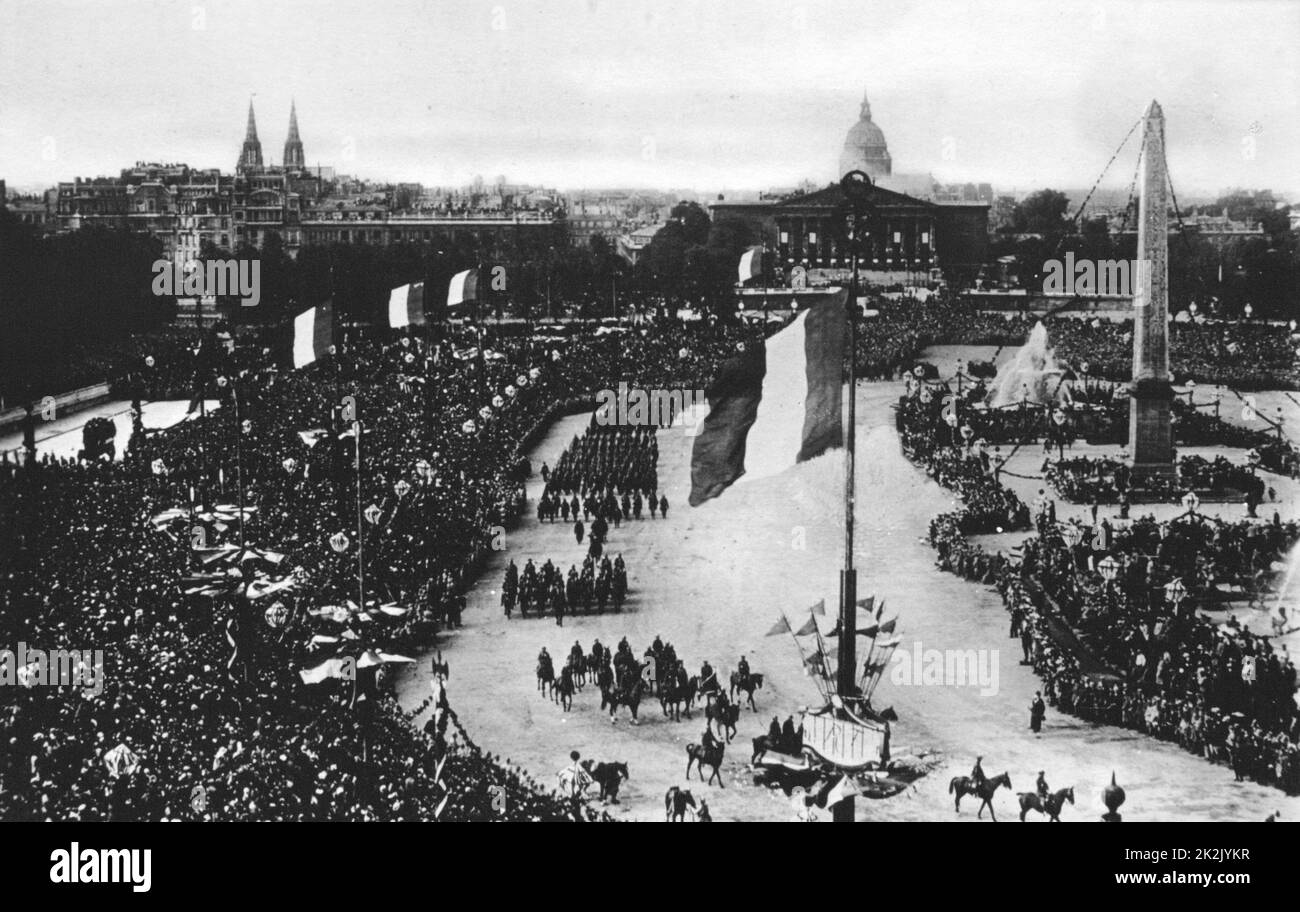 I Guerra Mondiale 1914-1918: cartolina mostra vittoria francese parade attraverso Parigi, 14 luglio 1919. Francia Foto Stock