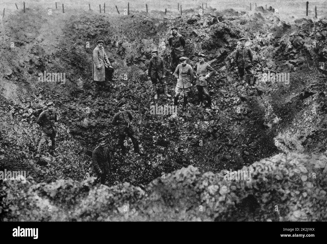 I Guerra Mondiale 1914-1918: fronte occidentale, 1917, tedeschi esaminando un cratere lasciato dall'esplosione di una mina. Foto Stock