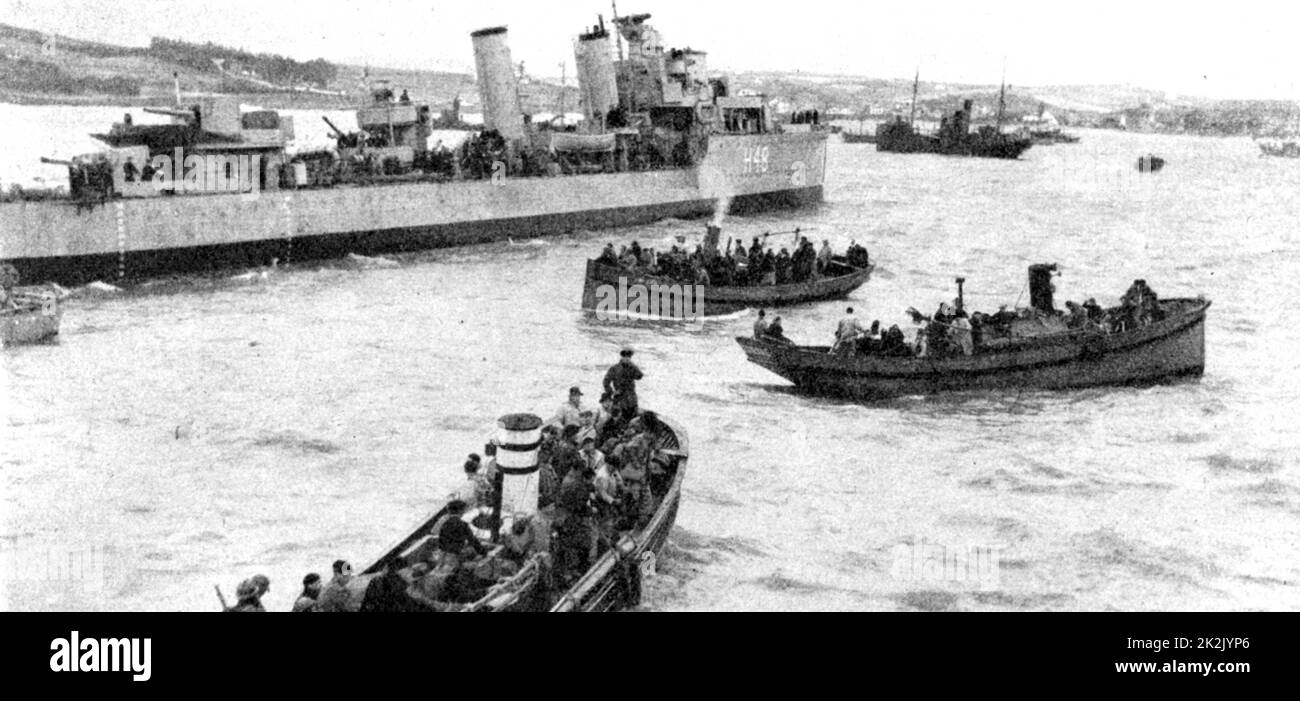 Cacciatorpediniere canadese "Fraser' off costa spagnola con il basco di barche da pesca piena di sudditi britannici e allied i rifugiati ad essere imbarcata sul cargo britannico barca 'Barone Nairn'. "Fraser" è stata affondata in una collisione il 25 giugno 1941. Foto Stock Cacciatorpediniere canadese "Fraser' off costa spagnola con il basco di barche da pesca piena di sudditi britannici e allied i rifugiati ad essere imbarcata sul cargo britannico barca 'Barone Nairn'. "Fraser" è stata affondata in una collisione il 25 giugno 1941. Foto Stock