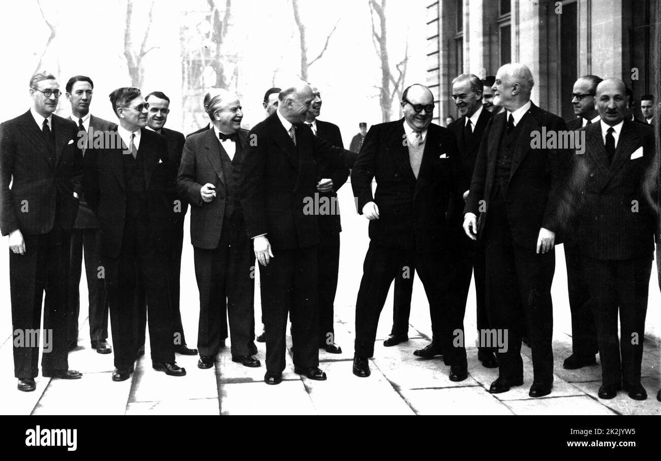 Membri del Consiglio dell'OCEE 17 febbraio 1949. L'OEEC è stato il precursore dell'OCSE. Da sinistra a destra: Max Petitpierre (Svizzera), Dr. Östen Undén (Svezia), Joseph Bech (Lussemburgo), Robert Schuman (Francia), Paul-Henri Spaak (Belgio), Sir Stafford Cripps (Regno Unito), Conte Carlo Sforza (Italia). Foto Stock