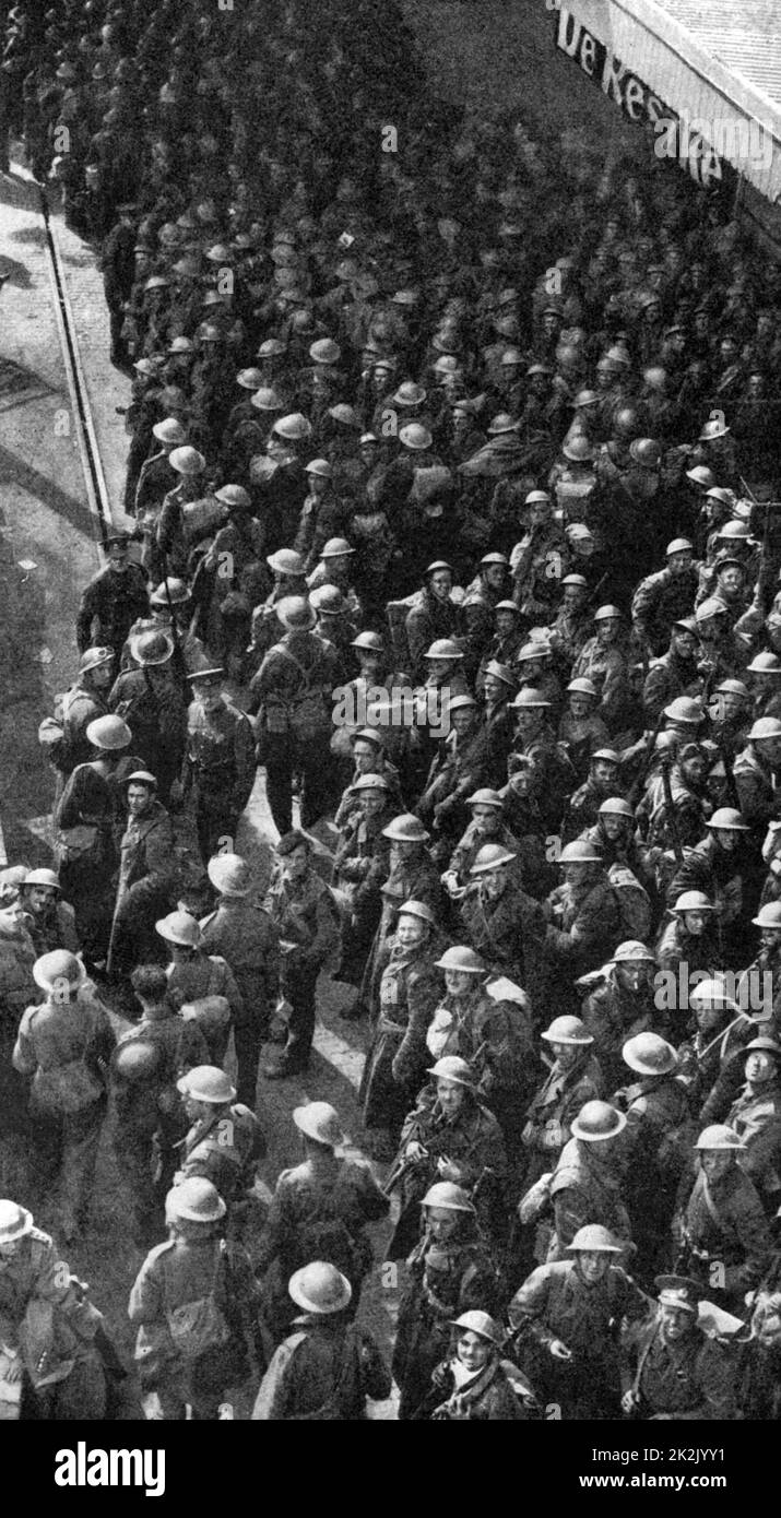 Operazione Dynamo: Truppe britanniche tornano in sicurezza in un porto di casa, alcuni dei 338.226 uomini britannici, francesi e belgi evacuati da Dunkirk dal 27 maggio al 3 giugno, risparmiati dall'avanzata tedesca in Francia. Foto Stock