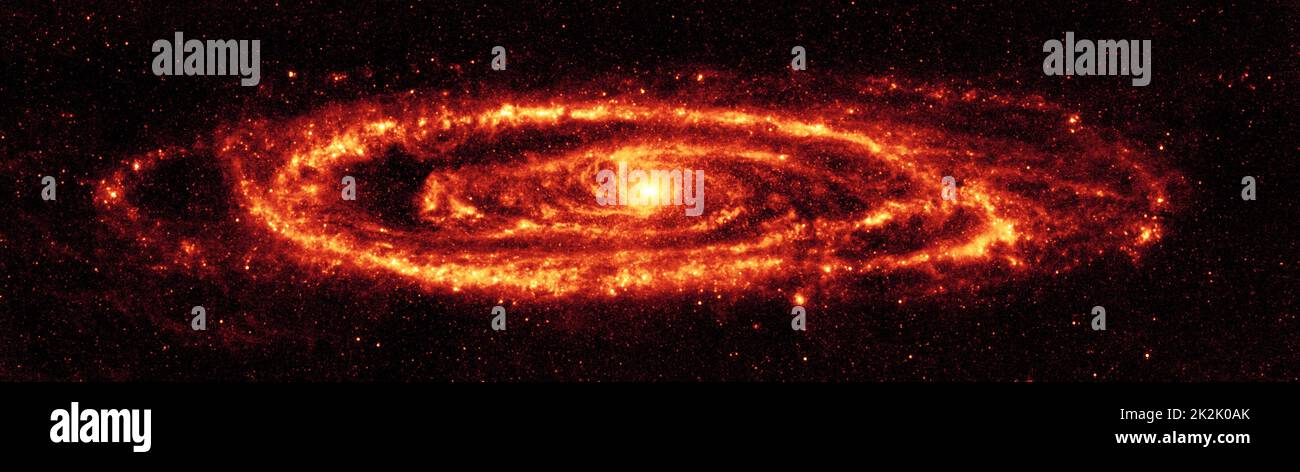 Spitzer Space Telescope della NASA, vista a infrarossi della famosa galassia Messier 31, conosciuta anche come Andromeda. Il mosaico da 24 micron di Spitzer (immagine principale) è l'immagine più nitida mai scattata della polvere in una galassia a spirale, diversa dalla nostra Via Lattea. Le caratteristiche asimmetriche sono osservate nell'anello prominente della formazione della stella, che sembra essere diviso in due pezzi, formando il foro in basso a destra. Queste caratteristiche possono essere state causate dalle interazioni con le galassie satellitari intorno Andromeda mentre si tuffavano attraverso il suo disco. Foto Stock