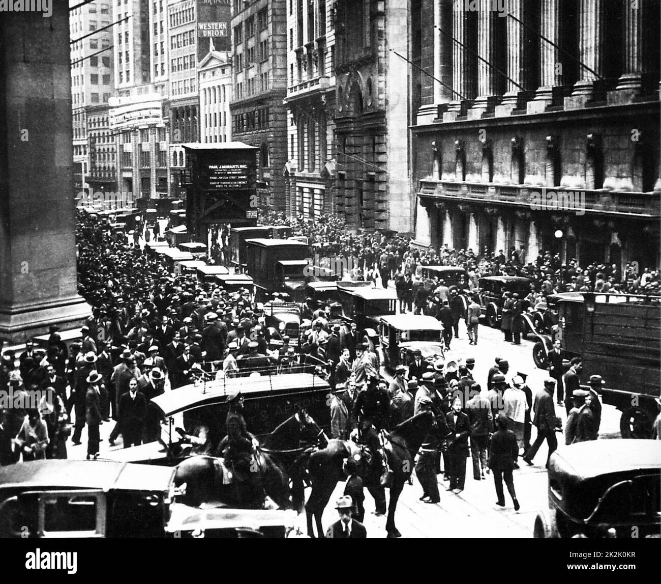 La folla si raccolgono al di fuori del New York Stock Exchange dring crollo di Wall Street nel 1929 Foto Stock