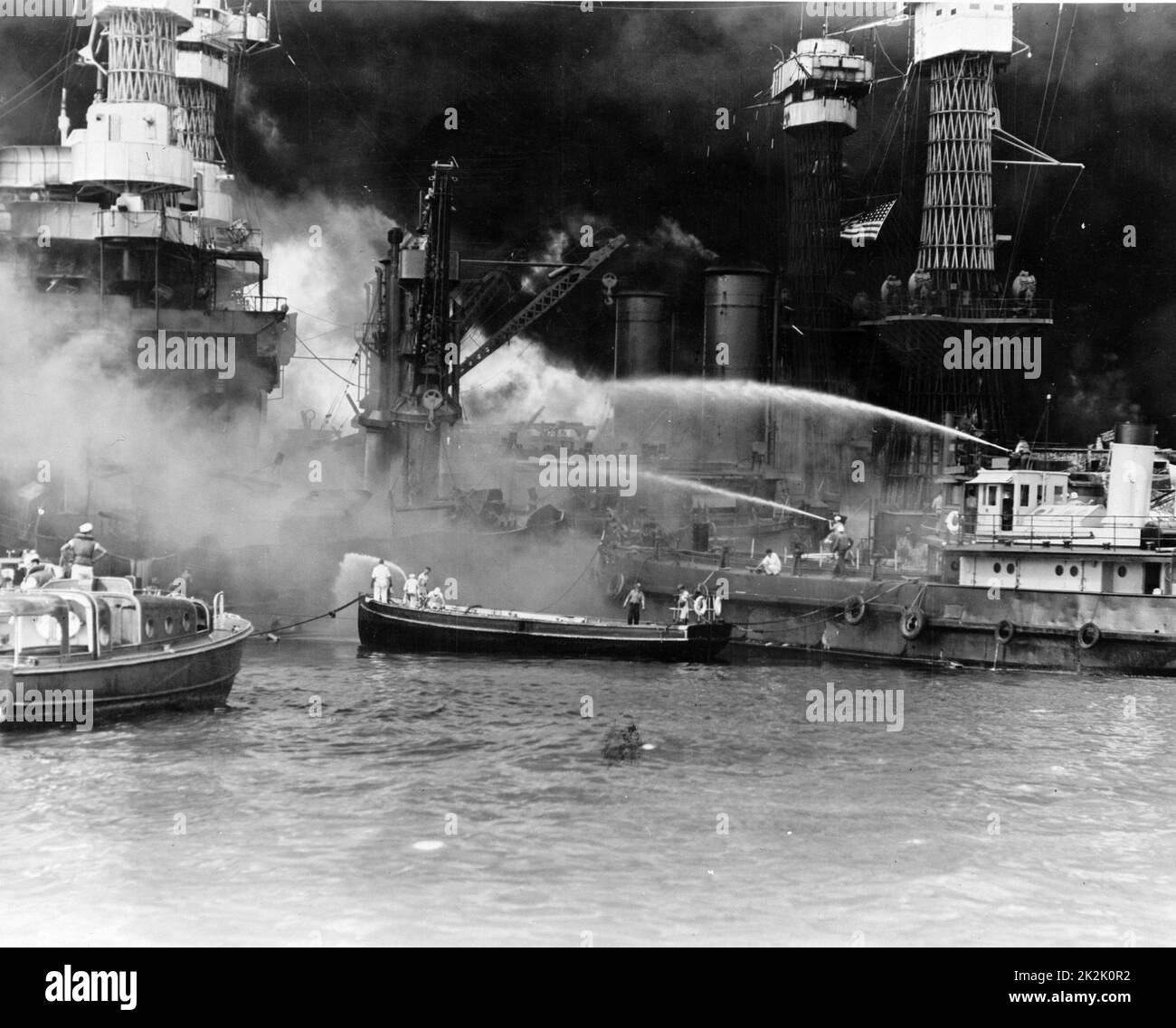 II Guerra Mondiale: attacco giapponese su Stati Uniti base navale a Pearl Harbor, Hawaii, 7 dicembre 1941. La nave da guerra USS West Virginia in fiamme, dopo hits dal giapponese bombe e siluri. Foto Stock