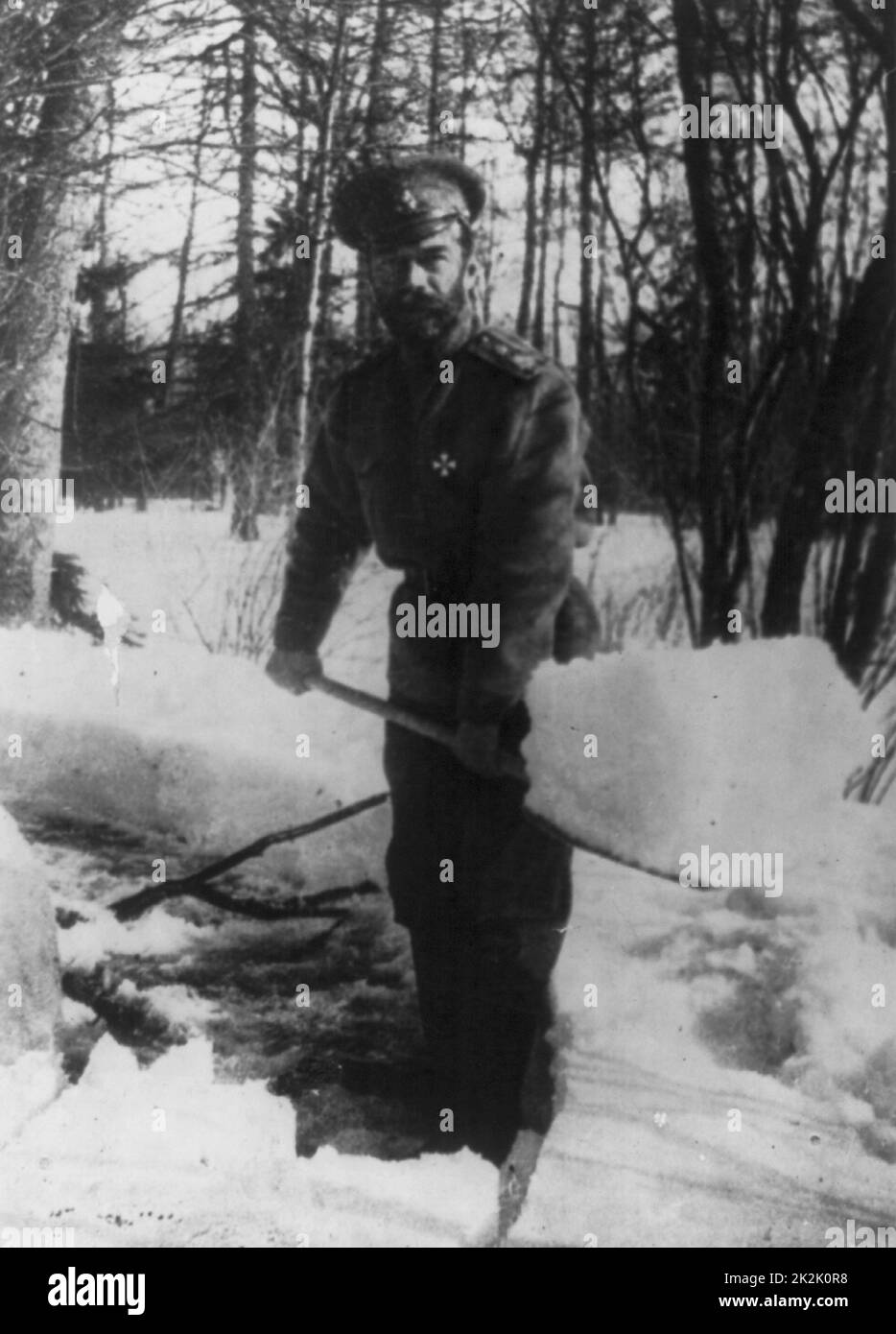 Rivoluzione Russa: imperatore Nicola II spalare la neve in motivi di Tsarskoe Selo, Russia dove fu imprigionato con la famiglia reale nel 1917. Urss invernale di deposizione Foto Stock