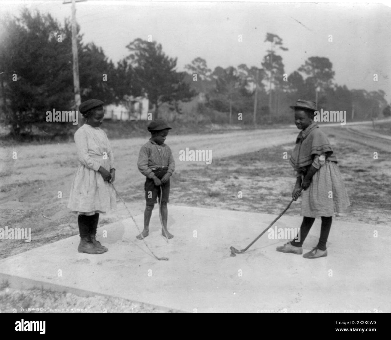Tre americano africano i bambini giocando a golf con il club fatta di bastoni. c1905. Foto Stock