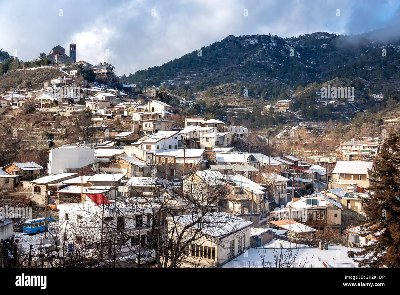 Villaggio coperto di neve di Kyperounda. Distretto di Limassol, Cipro Foto Stock