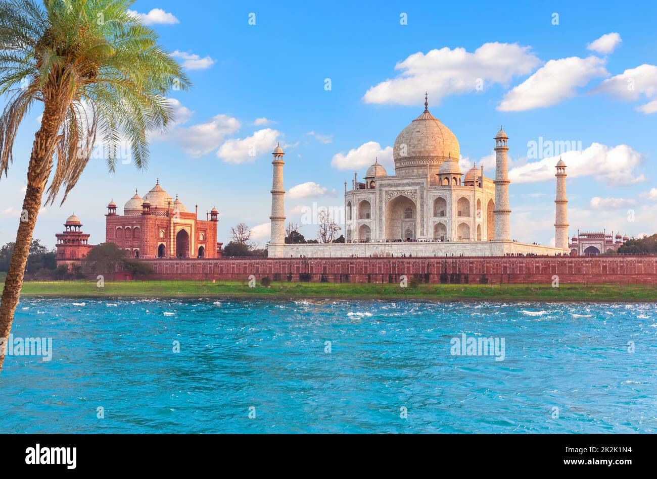 Taj Mahal vista posteriore sopra la Yamuna, Agra, India Foto Stock